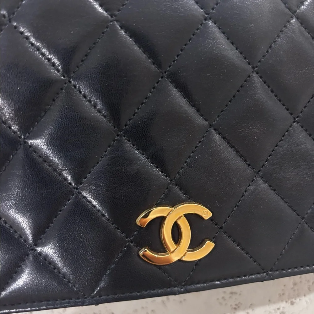 Authentic CHANEL classic single flap lambskin quilted shoulder bag